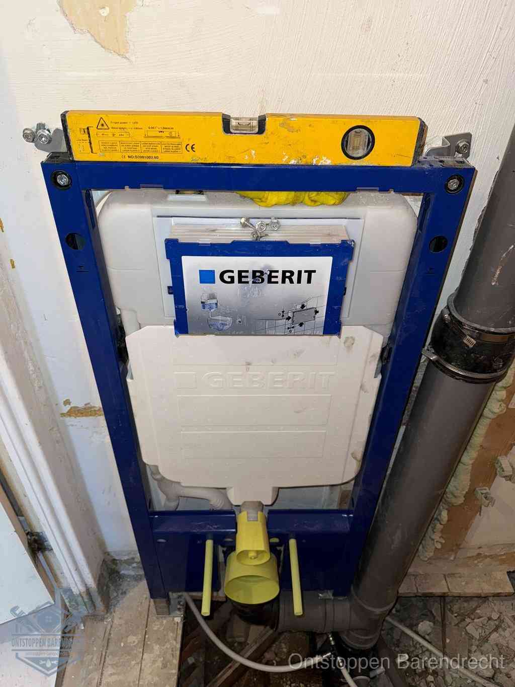Een Geberit inbouwreservoir met frame voor een hangtoilet tegen de wand, met de afvoerbocht naar de vloer, kenmerkend voor een verstopt hangtoilet in Barendrecht