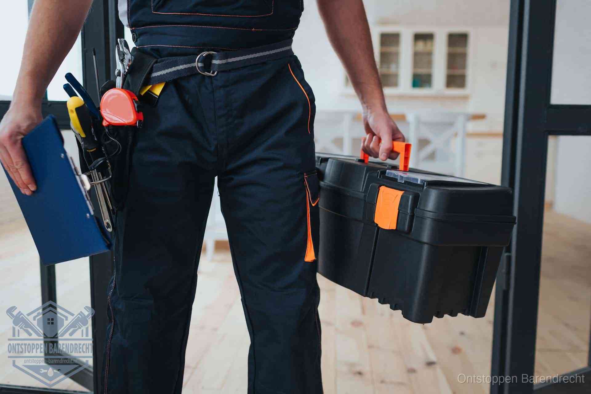 Een monteur met gereedschapsriem en klembord, klaar om een transparante prijs voor het wc ontstoppen in Barendrecht te geven