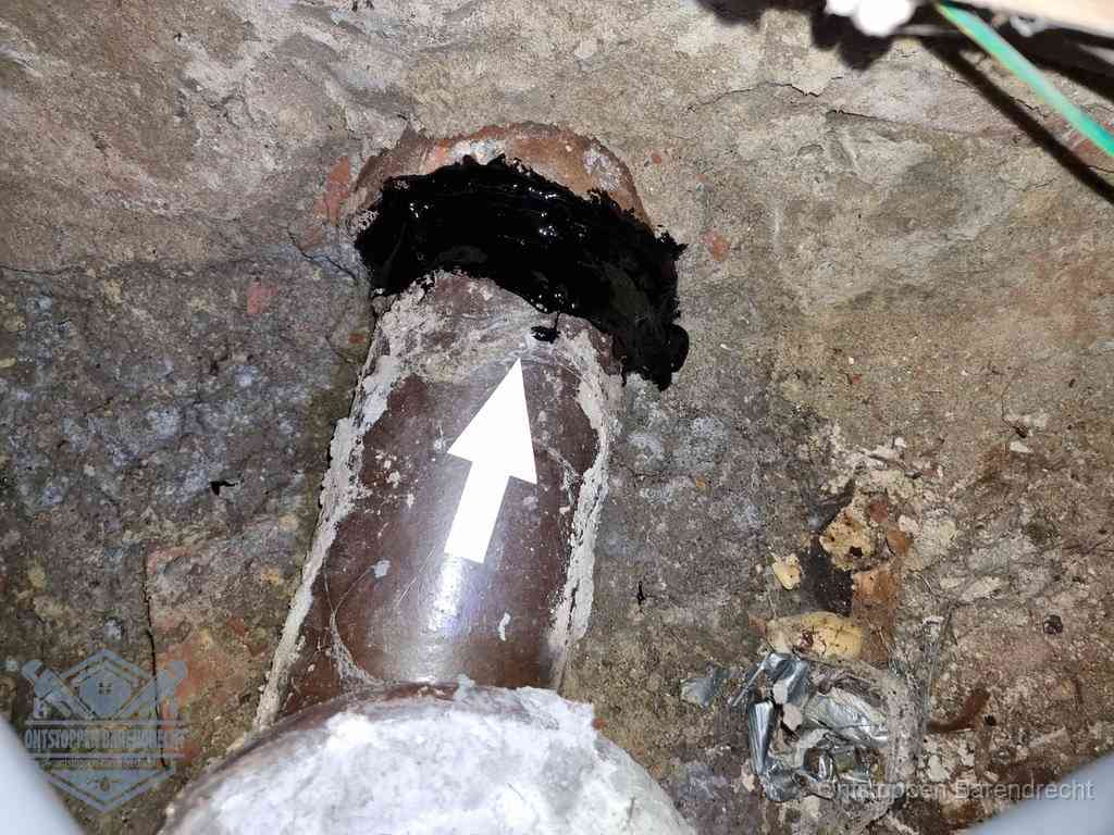 Een oude gres rioolbuis met een beschadigde koppeling onder de vloer, oorzaak van terugkerende structurele wc-problemen in Barendrecht