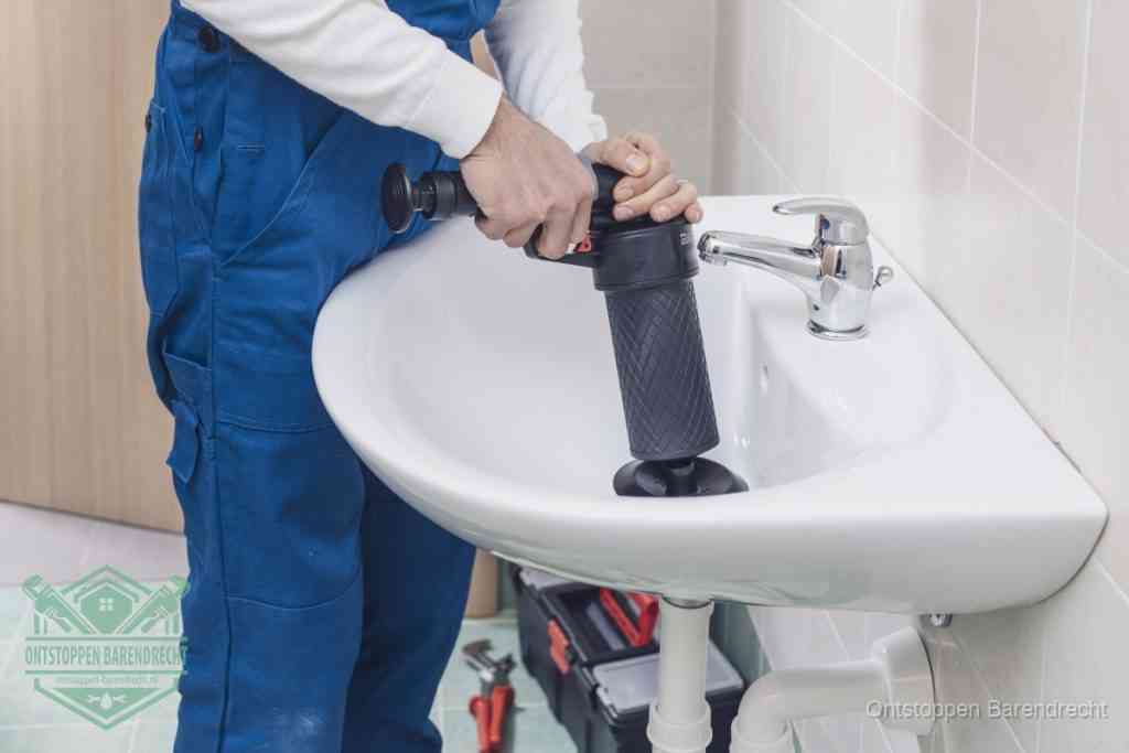 Een te ruwe doe-het-zelf poging met een hand-pomp op de afvoer van een badkamer-wastafel, een van de veelgemaakte fouten bij afvoer ontstoppen in Barendrecht
