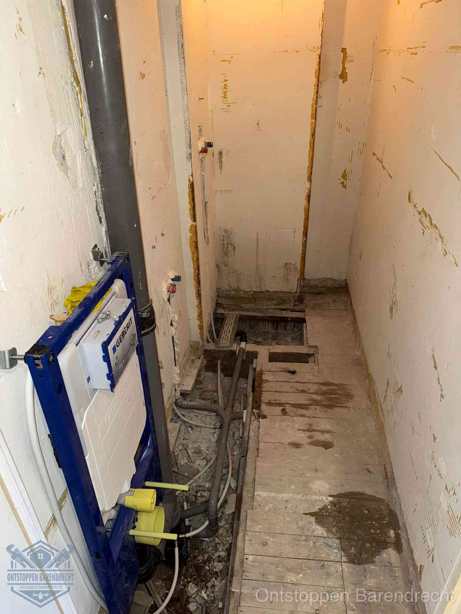 Een opgebroken toiletruimte tijdens renovatie met een Geberit inbouwreservoir en blootliggende oude afvoerleidingen, typisch voor oudere woningen in Barendrecht